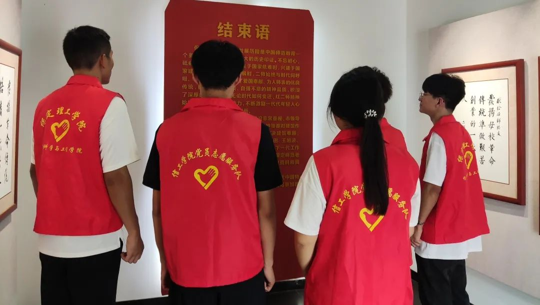 在太行博物馆,实践团的成员们参观了展馆陈列的历史文物,结合所学知识讲解了历史故事。同时,亲身感受了文物道具的历史温度和厚重感,激发了团队成员们的兴趣和爱国热情。