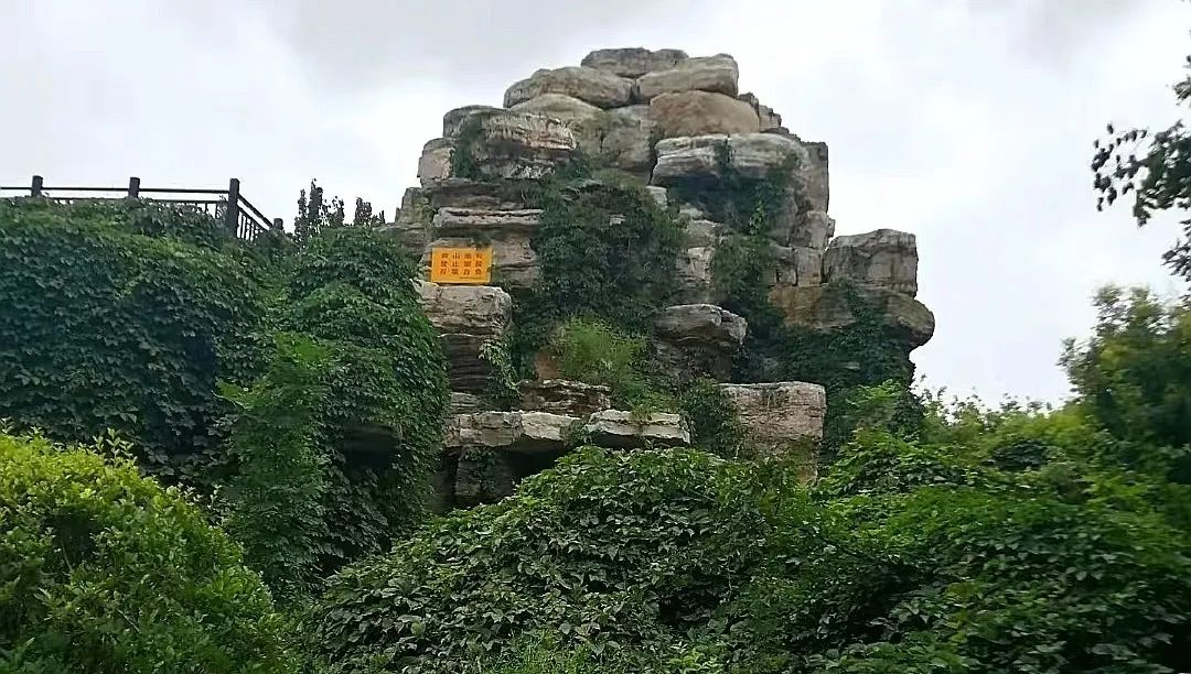 在太行博物馆,实践团的成员们参观了展馆陈列的历史文物,结合所学知识讲解了历史故事。同时,亲身感受了文物道具的历史温度和厚重感,激发了团队成员们的兴趣和爱国热情。