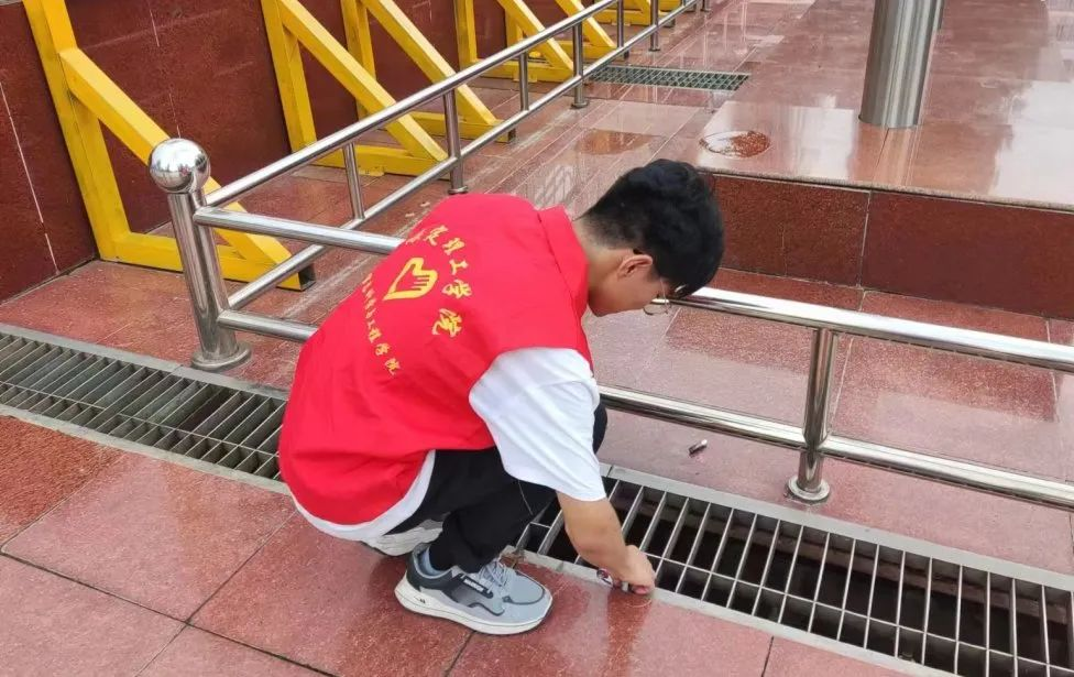 在太行博物馆,实践团的成员们参观了展馆陈列的历史文物,结合所学知识讲解了历史故事。同时,亲身感受了文物道具的历史温度和厚重感,激发了团队成员们的兴趣和爱国热情。