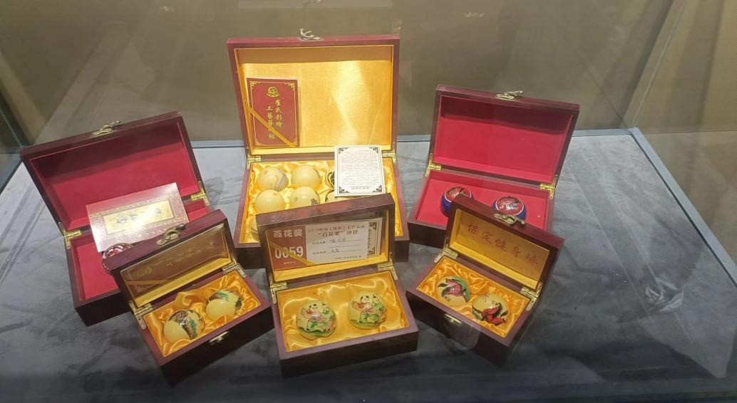 在太行博物馆,实践团的成员们参观了展馆陈列的历史文物,结合所学知识讲解了历史故事。同时,亲身感受了文物道具的历史温度和厚重感,激发了团队成员们的兴趣和爱国热情。