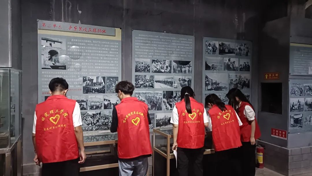 在太行博物馆,实践团的成员们参观了展馆陈列的历史文物,结合所学知识讲解了历史故事。同时,亲身感受了文物道具的历史温度和厚重感,激发了团队成员们的兴趣和爱国热情。