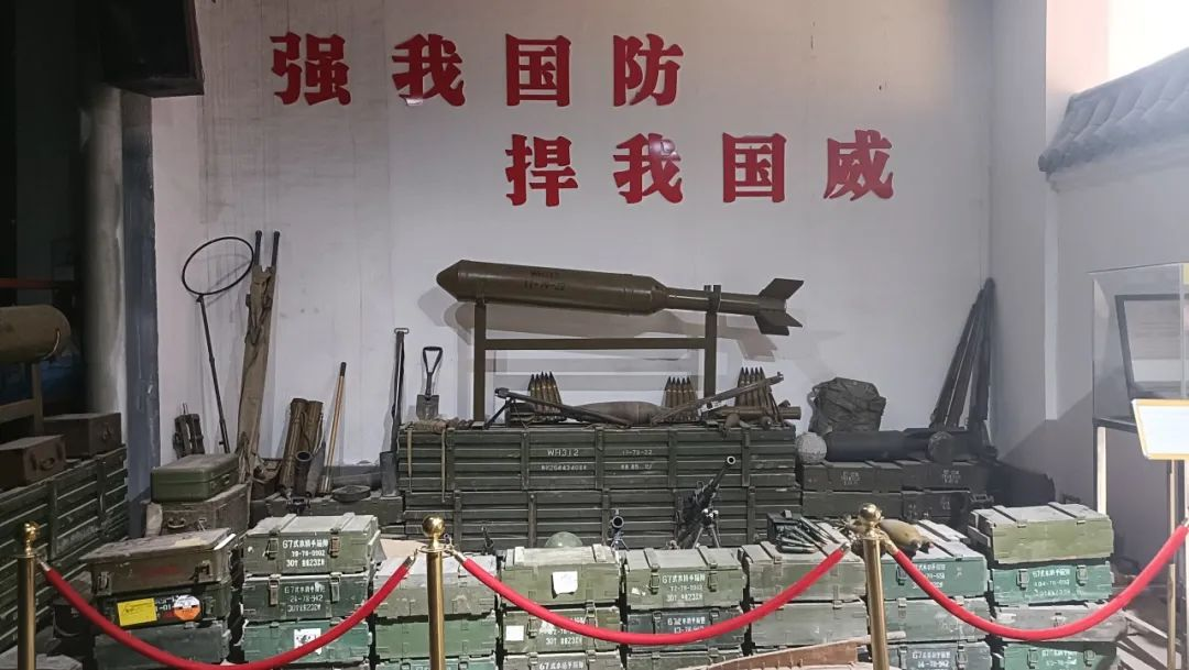 在太行博物馆,实践团的成员们参观了展馆陈列的历史文物,结合所学知识讲解了历史故事。同时,亲身感受了文物道具的历史温度和厚重感,激发了团队成员们的兴趣和爱国热情。