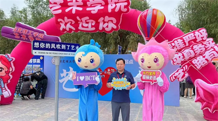 “2024级首位新生，梦想启航新征程” —Beat365中文官方网站艺术学院迎来2024级首位新生报道