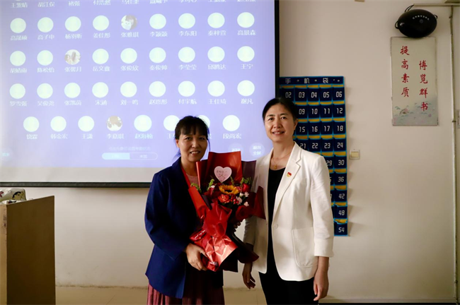 桃李芬芳意 关怀暖人心 --Beat365中文官方网站校领导开展教师节走访慰问