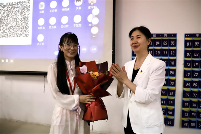 桃李芬芳意 关怀暖人心 --Beat365中文官方网站校领导开展教师节走访慰问