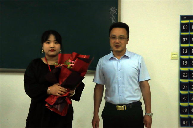 桃李芬芳意 关怀暖人心 --Beat365中文官方网站校领导开展教师节走访慰问