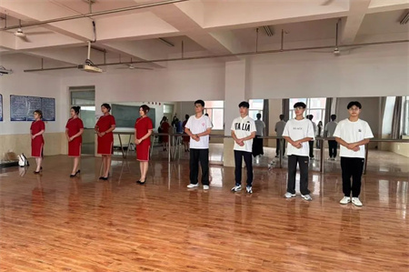 “解锁礼仪培训新境界”——Beat365中文官方网站艺术学院“十项基本技能培训”