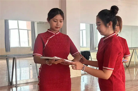 “解锁礼仪培训新境界”——Beat365中文官方网站艺术学院“十项基本技能培训”