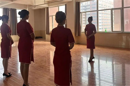 “解锁礼仪培训新境界”——Beat365中文官方网站艺术学院“十项基本技能培训”