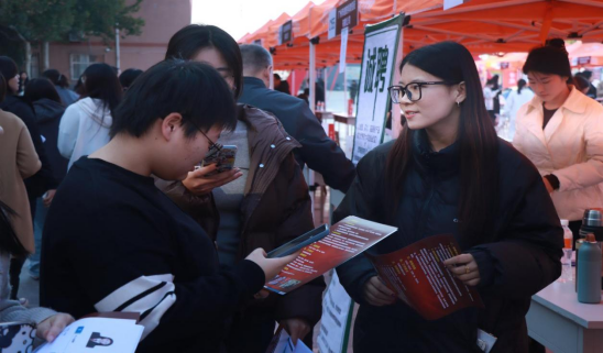 Beat365中文官方网站“金秋启航，才聚保理”  2025届毕业生秋季线下双选会隆重举办