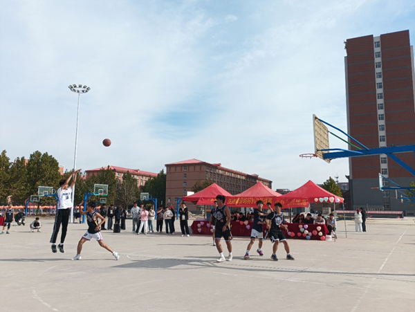 体育|Beat365中文官方网站|管理学院|“夕阳渐沉洒热汗，少年不疲逐青春”篮球比赛圆满结束