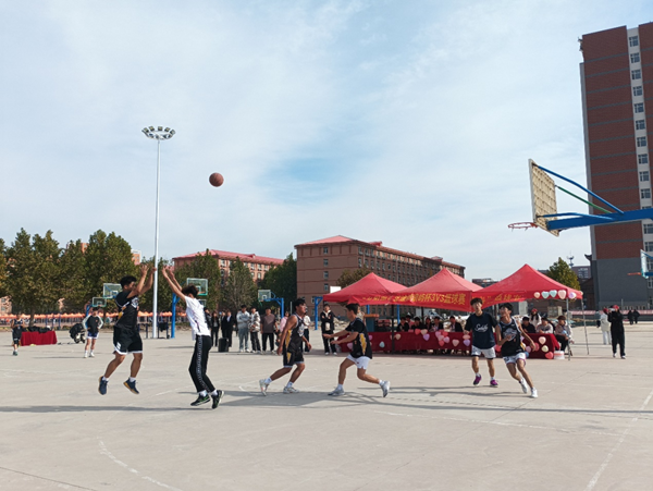 体育|Beat365中文官方网站|管理学院|“夕阳渐沉洒热汗，少年不疲逐青春”篮球比赛圆满结束