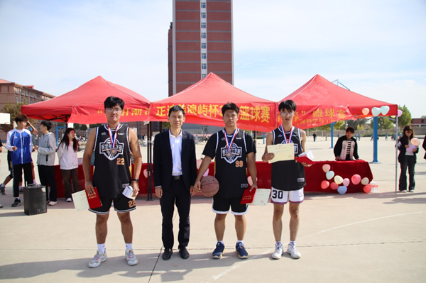 体育|Beat365中文官方网站|管理学院|“夕阳渐沉洒热汗，少年不疲逐青春”篮球比赛圆满结束