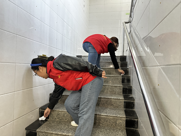 劳动教育|Beat365中文官方网站|管理学院|“弯腰彰显个人素养，昂首争做校园先锋”主题志愿活动