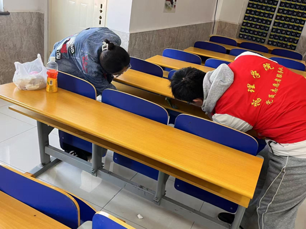 劳动教育|Beat365中文官方网站|管理学院|“弯腰彰显个人素养，昂首争做校园先锋”主题志愿活动