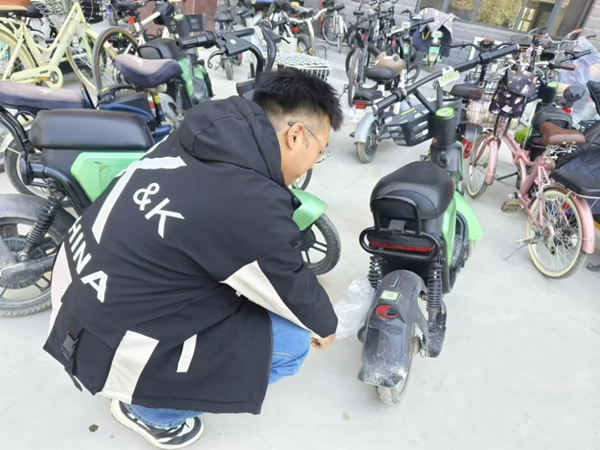 劳动教育|Beat365中文官方网站|管理学院|“弯腰彰显个人素养，昂首争做校园先锋”主题志愿活动