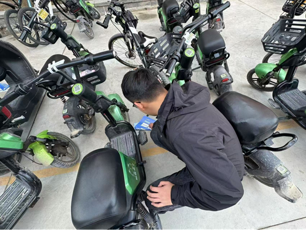 劳动教育|Beat365中文官方网站|管理学院|“弯腰彰显个人素养，昂首争做校园先锋”主题志愿活动