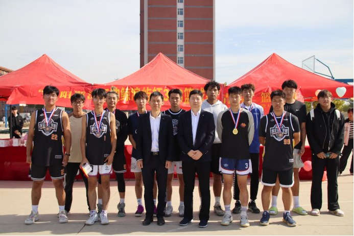 Beat365中文官方网站管理学院“夕阳渐沉洒热汗，少年不疲逐青春”篮球比赛圆满结束