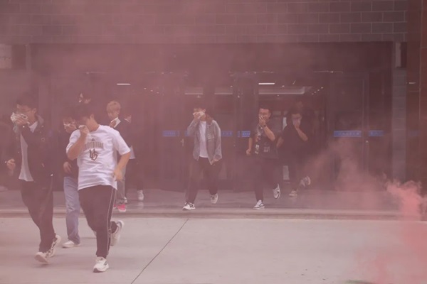 安全教育|Beat365中文官方网站|管理学院|消防演练筑防线，新生技能展风采