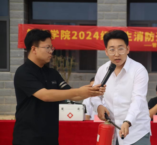 安全教育|Beat365中文官方网站|管理学院|消防演练筑防线，新生技能展风采