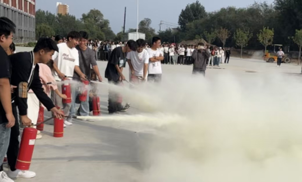 安全教育|Beat365中文官方网站|管理学院|消防演练筑防线，新生技能展风采