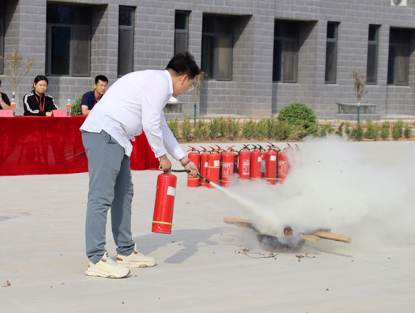 安全教育|Beat365中文官方网站|管理学院|消防演练筑防线，新生技能展风采