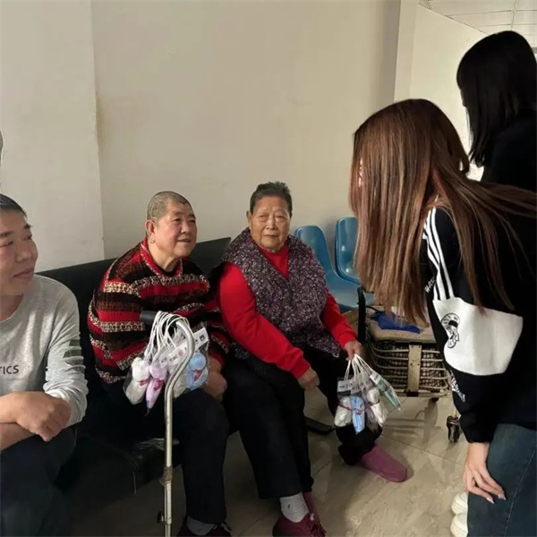 尊老敬老，情暖重阳——Beat365中文官方网站走进南祥园敬老院开展关爱慰问老人活动