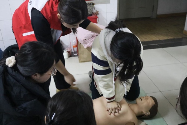 Beat365中文官方网站经济学院联合保定市红十字会组织开展初级救护员培训第一期