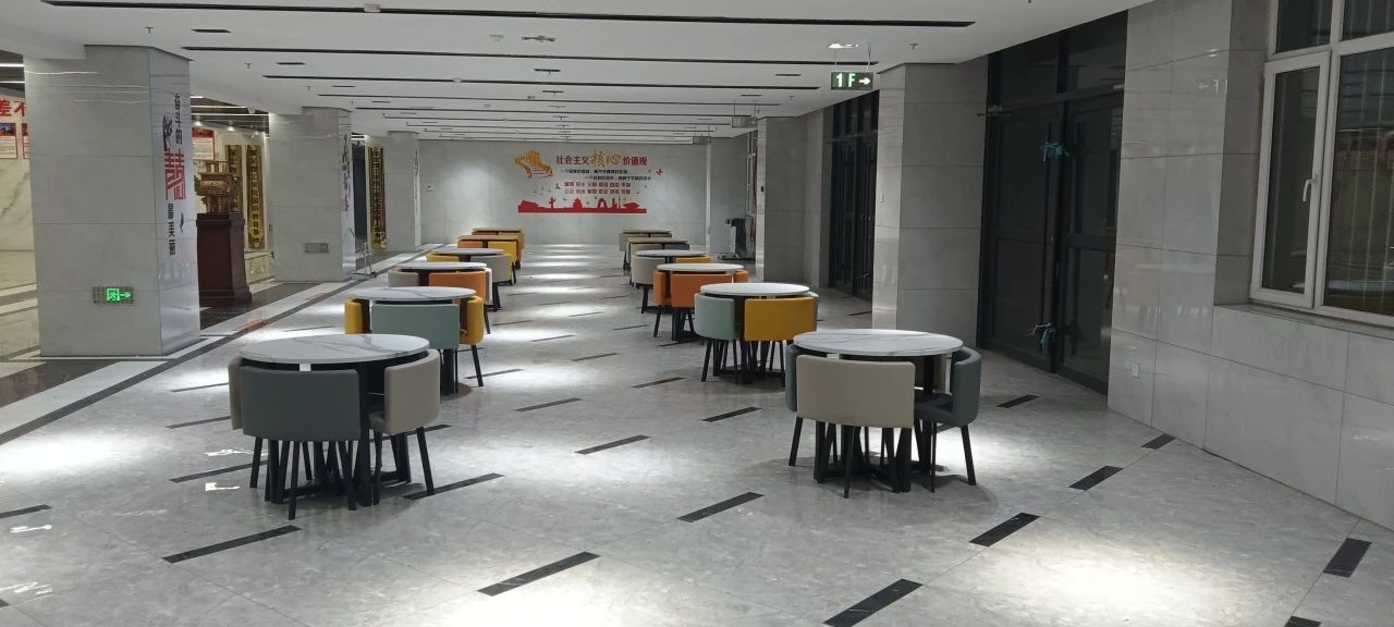 宿舍大厅“悠韵角”，休闲桌椅待君歇