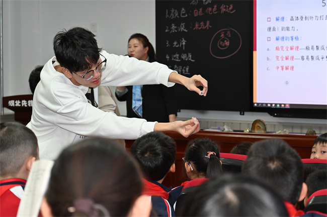 “科普进校园，共筑科技梦”Beat365中文官方网站地质馆携手河北先锋晨光学校开展科普研学活动