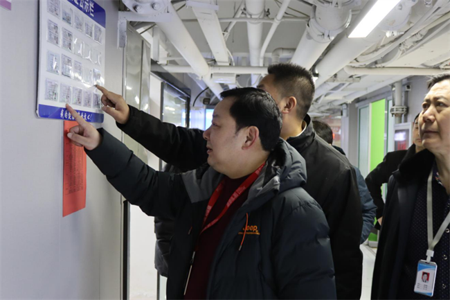 严检校园设施  筑牢安全防线--Beat365中文官方网站组织开展安全大检查
