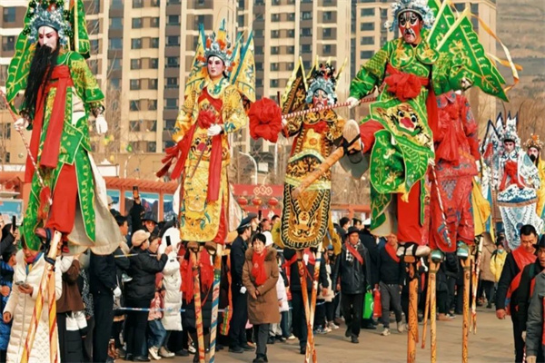 打起锣来敲起鼓，欢天喜地闹新春