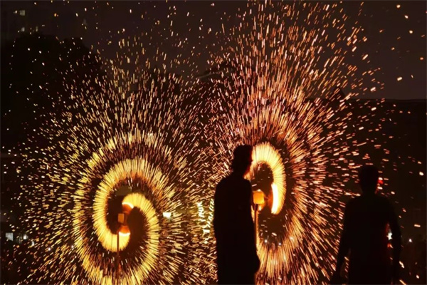 打起锣来敲起鼓，欢天喜地闹新春