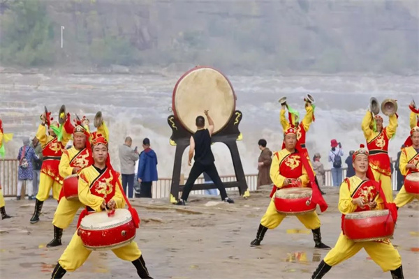 打起锣来敲起鼓，欢天喜地闹新春