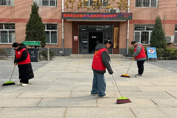 经济学院积极开展志愿者校园清扫活动，助力校园环境美化