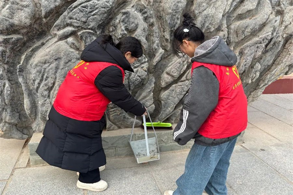 经济学院积极开展志愿者校园清扫活动，助力校园环境美化