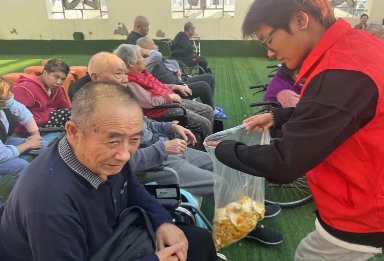 阳春白雪，送暖敬老