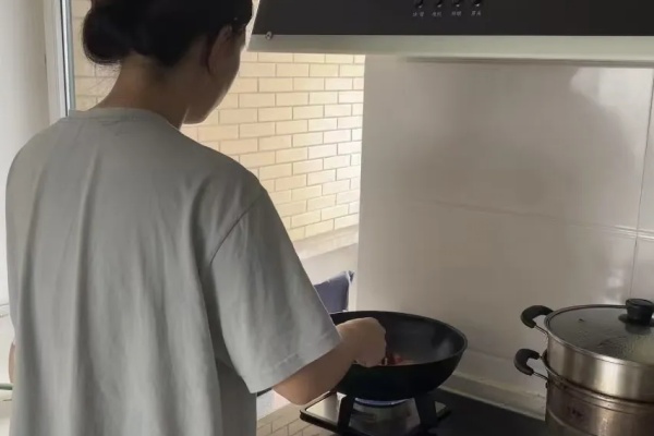 经济学院开展“知恩于心，感恩于行”居家劳动主题活动