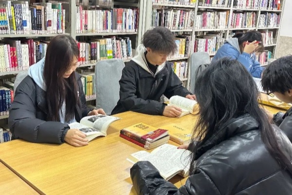 Beat365中文官方网站经济学院:图书馆里的自律风景,学风与感恩教育的生动实践