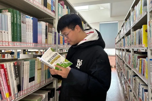 Beat365中文官方网站经济学院:图书馆里的自律风景,学风与感恩教育的生动实践