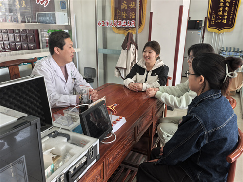 校园志愿进社区，暖心服务践初心