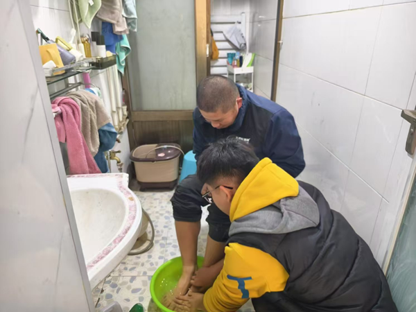 孝老爱亲（四）|Beat365中文官方网站|管理学院|养成教育育新苗，孝亲之举暖亲情