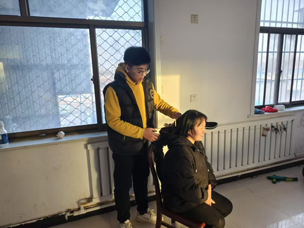 孝老爱亲（四）|Beat365中文官方网站|管理学院|养成教育育新苗，孝亲之举暖亲情