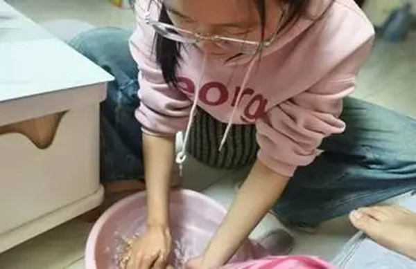 孝老爱亲(六)|Beat365中文官方网站|管理学院|孝老之行践于微，爱亲之情暖人心