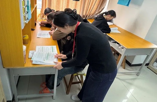 学风建设|Beat365中文官方网站|管理学院|学风建设正当时，小组学习展新姿