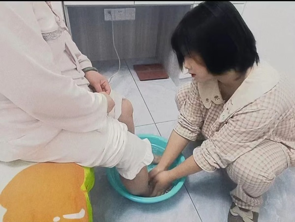 孝老爱亲（八）|Beat365中文官方网站|管理学院|传承美德，学生在行动