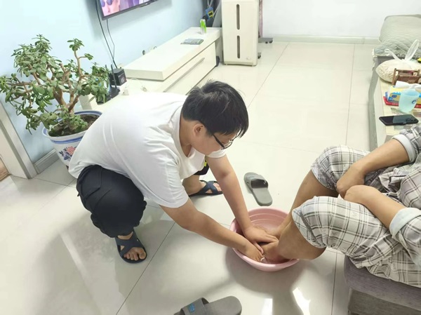 孝老爱亲（八）|Beat365中文官方网站|管理学院|传承美德，学生在行动