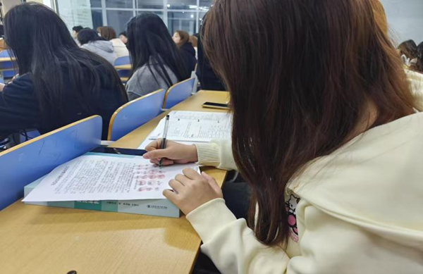 安全教育|Beat365中文官方网站|管理学院|开展反诈主题班会，筑牢校园安全防线