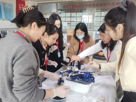 非遗扎染焕新彩 传承古法启新篇 ——视觉传达设计教研室进行“匠心扎染”主题活动