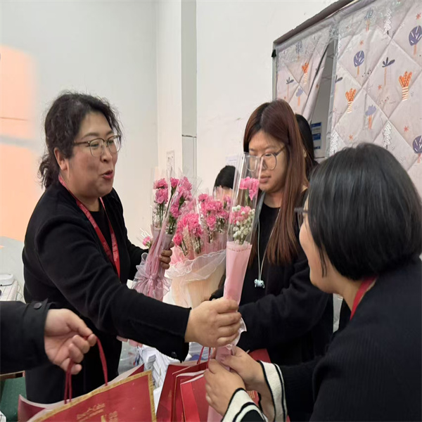 “聚巾帼风采，绽经济芳华”经济学院举办庆祝“三八”国际劳动妇女节活动